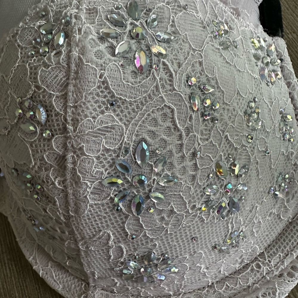 Victoria's Secret White Lace Bra with Black Accents - Picture 3 of 7